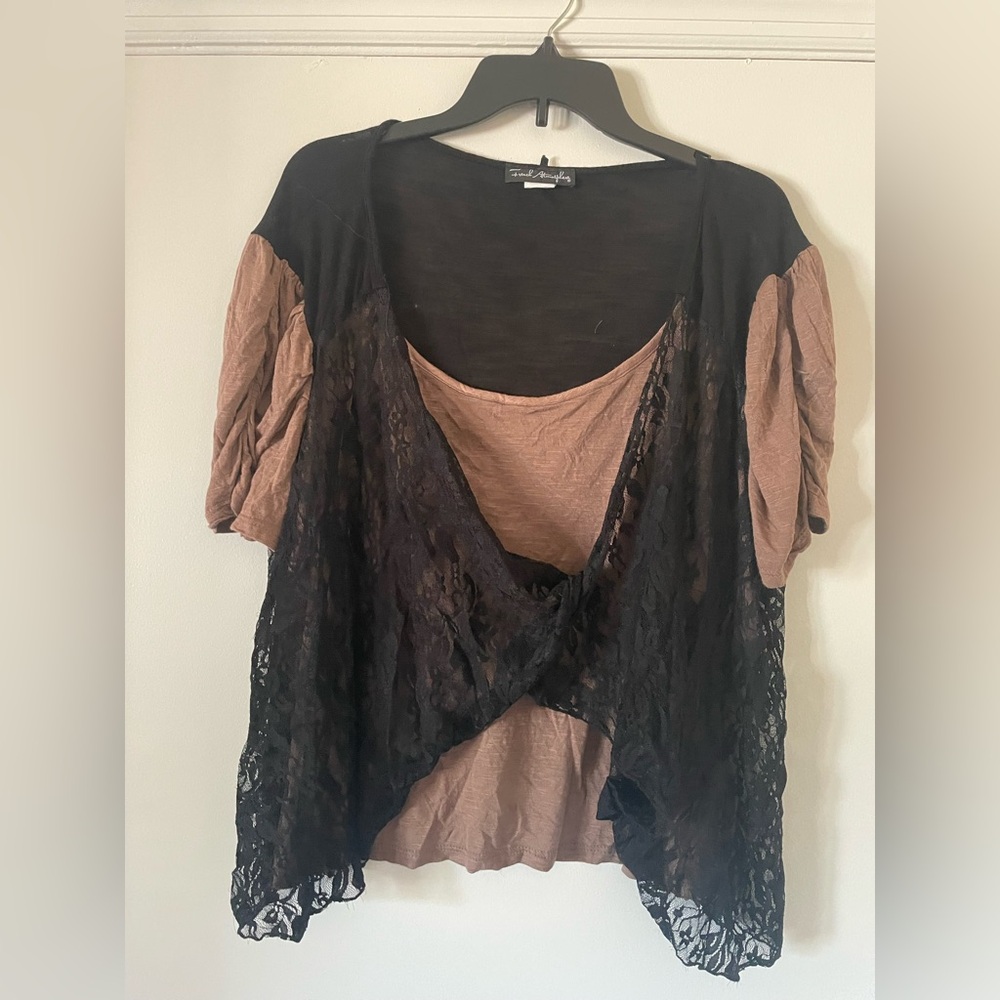 Brown and black layered blouse with lace trim #layeredlook